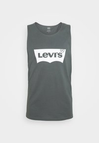 Grå ärmlös linne gjord av bomull med en vit Levi's-logotyp centrerad på framsidan, har rund halsringning och en avslappnad passform.