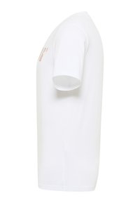 Weißes Baumwoll-T-Shirt mit kurzen Ärmeln, versehen mit einem dezenten Logo in hellbrauner Farbe auf der Vorderseite. Klassischer Schnitt mit Rundhalsausschnitt.