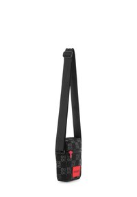 Borsa a tracolla nera con chiusura zip, motivo con logo, applicazione rossa e tracolla regolabile per maggiore comodità.