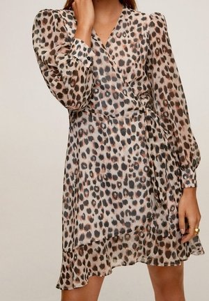 Robe portefeuille avec manches longues bouffantes et motif léopard en tons beige, marron et noir, avec un ourlet à volants et un détail de nouage sur le côté.