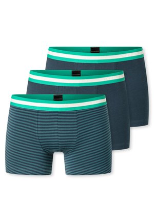 Drei Paar Herren-Boxershorts, zwei einfarbig dunkelblau und eine dunkelblau mit türkisfarbenen Streifen, alle mit türkis-weißen elastischen Bund.