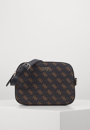 Zwarte schoudertas met bruin GUESS-logo patroon en verstelbare riem, rechthoekige vorm, weergegeven op een witte ondergrond