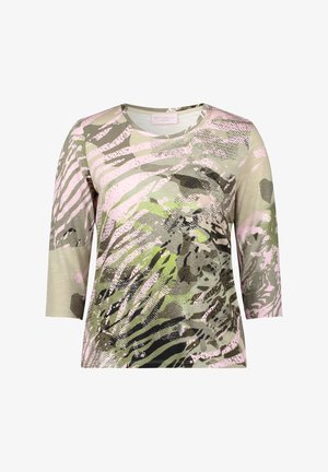 T-shirt à manches trois-quarts en tissu doux, présentant un motif abstrait multicolore en verts, roses et bruns, avec des accents texturés.