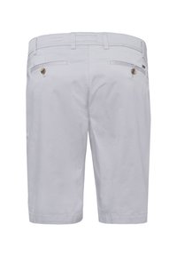 Shorts bianchi in cotone con taglio dritto, dotati di due tasche posteriori con chiusura a bottoni e dettagli di cucitura lungo la vita.