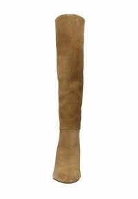 Tan suède kniehoeve boot met een ronde toel, een gladde textuur en een aansluitende silhoutte. Geen zichtbare hardware of patronen.