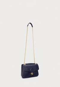 Borsa a tracolla in pelle blu navy con catena dorata, dotata di chiusura a falda e dettaglio logo in rilievo sul fronte. Finitura testurizzata.