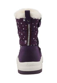 Stivale invernale per bambini di colore viola con motivo a stelle bianche, foderato in pelliccia sintetica, striscia riflettente e suola bianca, mostrato da dietro.