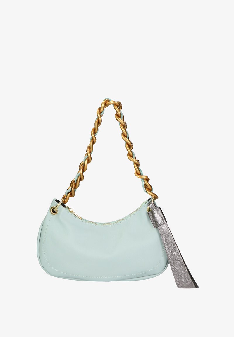 Borsa in pelle verde menta con una tracolla in catena d'oro intrecciata, un accento con nappina argento e chiusura a zip nella parte superiore. Tessuto morbido, forma curva.