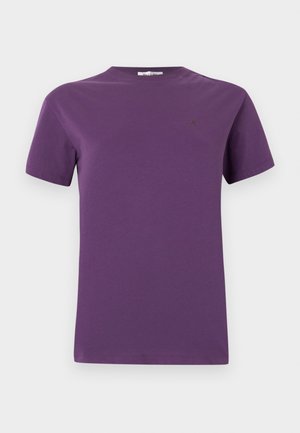 En ensfarget lilla t-skjorte med korte ermer og rund hals, med en liten diskret logo på venstre bryst, vist på hvit bakgrunn.