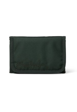 Dunkelgrünes Stoffportemonnaie mit Klapp-Design, das mit gestickten Kanten und einem erhabenen Logo in passender Farbe versehen ist. Strukturiert Oberfläche, kompakte Form.
