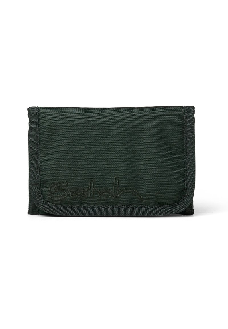 Dunkelgrünes Stoffportemonnaie mit Klapp-Design, das mit gestickten Kanten und einem erhabenen Logo in passender Farbe versehen ist. Strukturiert Oberfläche, kompakte Form.