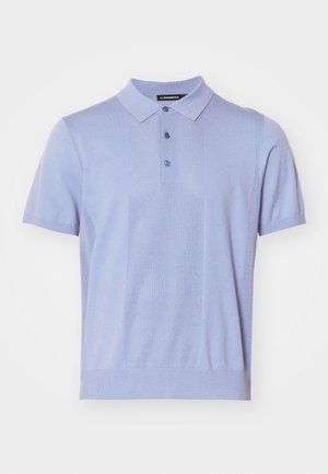 Lys lilla kortærmet polo skjorte med klassisk krave, der har tre knapper og et tekstureret paneldesign på forsiden.