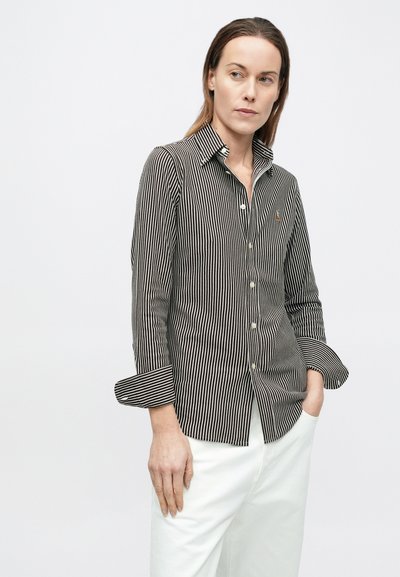 Fekete-fehér csíkos gombos ing, gallérral és felhajtott ujjakkal. Az anyaga texturált hatású, karcsúsított szabású.