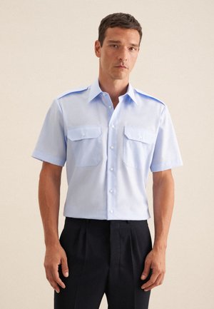 Lichtblauwe kortelmatige shirt van geweven stof met twee borstzakken, knoopsluiting aan de voorkant en een klassiek kraagontwerp.