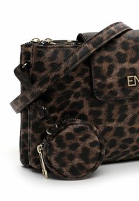 Borsa a tracolla con stampa leopardata realizzata in materiale sintetico testurizzato, dotata di dettagli in metallo dorato e di una pochette rotonda removibile.