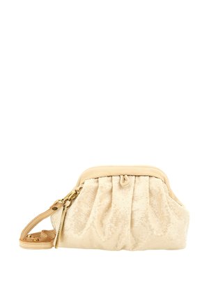 Petit sac pochette beige texturé avec une courte bandoulière amovible et une fermeture éclair dorée sur fond blanc.