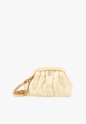 Petit sac pochette beige texturé avec une courte bandoulière amovible et une fermeture éclair dorée sur fond blanc.