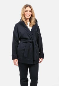 Marineblauer Fleece-Bademantel mit Schalkragen, Gürtelbund und strukturierten Manschetten. Weicher Stoff und lange Ärmel sorgen für Komfort.