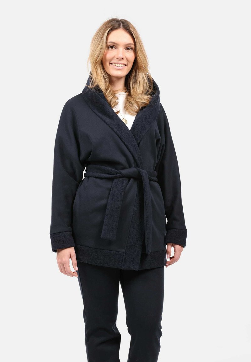 Marineblauer Fleece-Bademantel mit Schalkragen, Gürtelbund und strukturierten Manschetten. Weicher Stoff und lange Ärmel sorgen für Komfort.