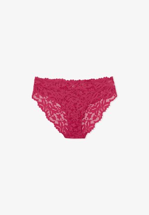 Mutandine hipster in pizzo di un vivace magenta, con motivi floreali, bordi ondulati e una texture morbida e trasparente.