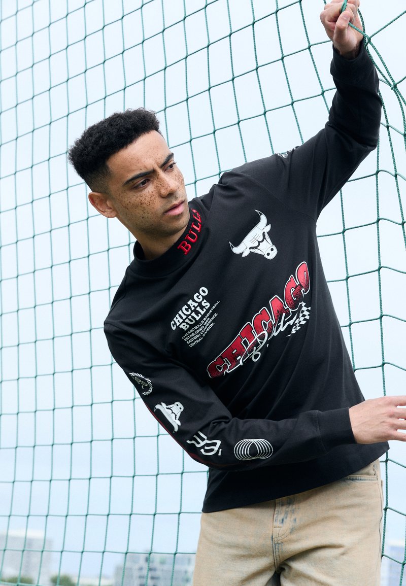 New Era - NBA CHICAGO BULLS RACING LONG SLEEVE - Club wear - black, Enlarge