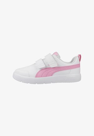 Chaussure de sport blanche avec des accents roses, dotée d'une tige synthétique lisse, de deux sangles Velcro, d'un col rembourré et d'une semelle en caoutchouc texturée.