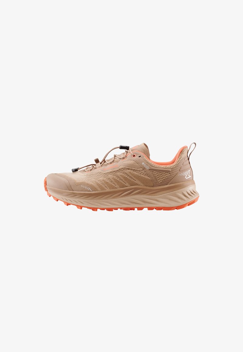 Scarpa da trail running beige chiaro con dettagli arancioni. Parte superiore in mesh traspirante, suola testurizzata e design aerodinamico per stabilità e trazione.