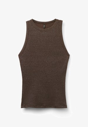 Canotta marrone a coste con scollatura rotonda e design senza maniche, realizzata in un materiale texturizzato che riflette la luce.