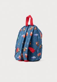 Παιδικό σακίδιο σε μπλε ύφασμα, με εκτυπώσεις καρτούν οχημάτων. Κόκκινες λεπτομέρειες, όπως ρυθμιζόμενοι ιμάντες και χειρολαβή στο πάνω μέρος. Διαμορφωμένο σχήμα.