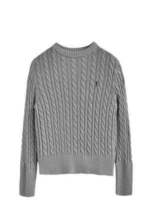 Maglione grigio con motivo a trecce, scollo rotondo e polsini e orlo a coste. Presenta un piccolo logo ricamato sul petto.