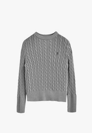 Grijze trui met kabelbreipatroon, ronde halslijn en geribbelde boorden en zoom. Heeft een klein geborduurd logo op de borst.