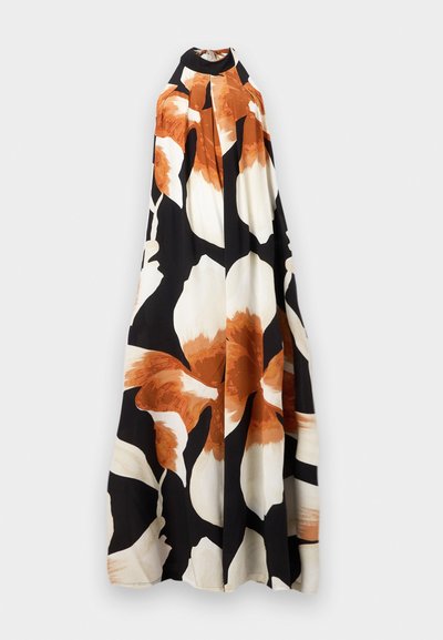 Μακρύ φόρεμα χωρίς μανίκια με λαιμόκοψη halter, με μεγάλο αφηρημένο ανθικό σχέδιο σε μαύρους, λευκούς και σκουρόπορτο τόνους.