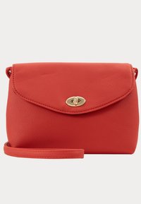 Borsa a tracolla in pelle rossa con finitura testurizzata, chiusura a patta e accessori in oro. Tracolla regolabile per versatilità.
