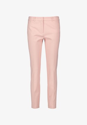 Pantalones ajustados de color rosa con una textura suave, corte entallado, parte delantera plana y presillas para cinturón. Presentan bolsillos laterales discretos y detalles de costura mínimos.