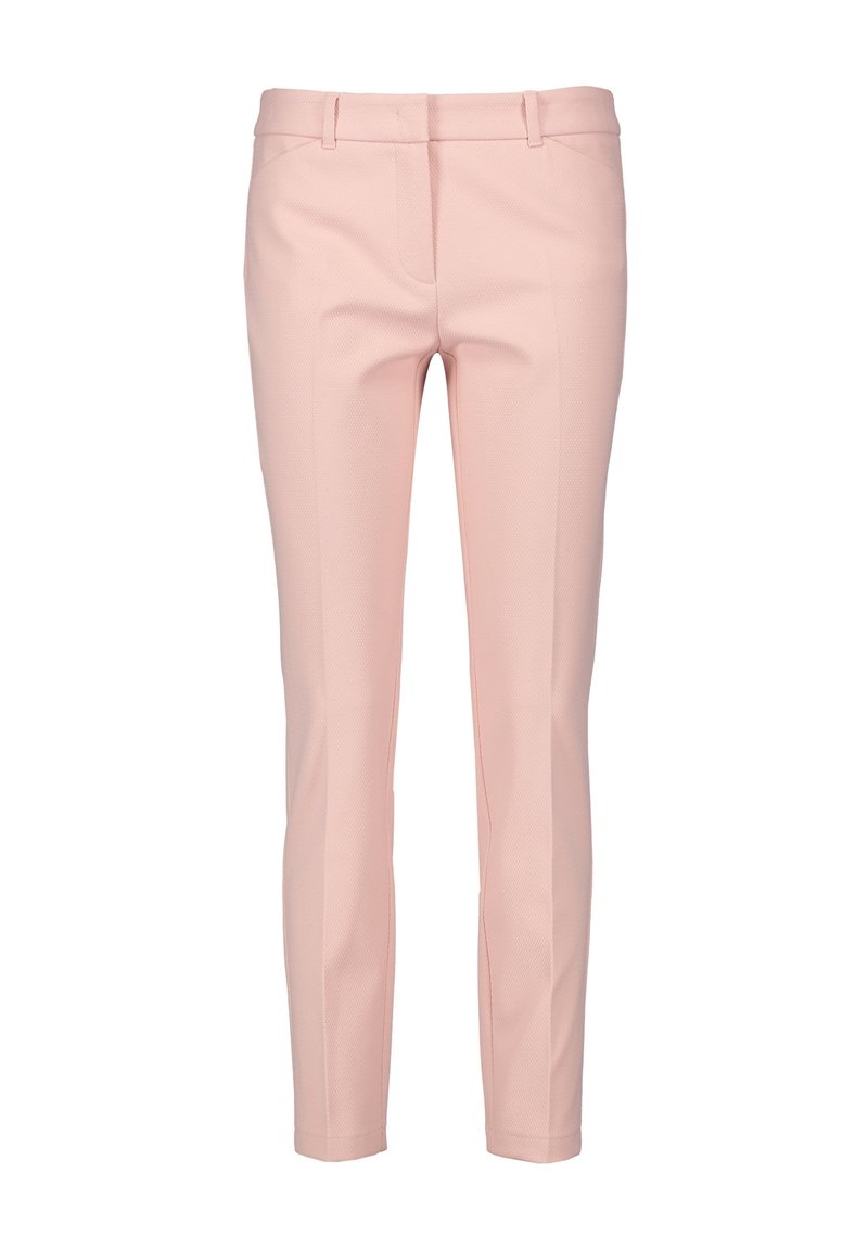 Pantaloni su misura rosa con una texture liscia, vestibilità slim, vita piatta e passanti per cintura. Presentano tasche laterali discrete e dettagli di cucitura minimali.