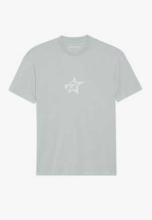 Camiseta de manga corta gris claro, hecha de algodón suave, con un sutil logo de estrella en el frente. Diseño simple y corte relajado.