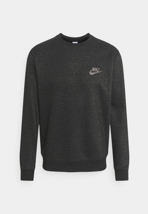 Sudadera gris oscuro hecha de tela suave, con cuello redondo, mangas largas y un pequeño logo de Nike multicolor en el pecho.