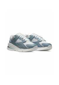 Hellblaue und weiße Sportschuhe verfügen über eine Mischung aus glatten und strukturierten Oberflächen, ein Schnürdesign und eine abgerundete Sohle für Unterstützung.