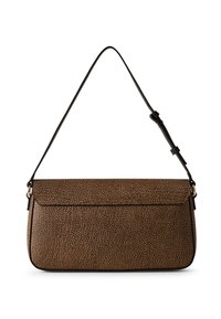 Borsa a spalla in pelle marrone con texture, chiusura a pattina, profilo slanciato e tracolla nera regolabile. Presenta un motivo sottile e accenti dorati.