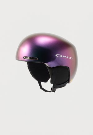 Metallinhohtoinen violetti Oakleyn kypärä mustilla pehmustetuilla korvasuojilla ja säädettävällä leukahihnalla, esitetty yksinkertaisella vaalealla taustalla.
