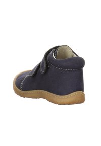 Dunkelblaue Wildleder-Ankle-Boots mit einem Klettverschluss und einer braunen Gummisohle. Detaillierte Nähte entlang des Obermaterials und einem weichen Innenfutter.