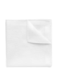 Vit linneservett som är snyggt vikt, med subtila texturer och rena kanter, där ett hörn är lätt vikit tillbaka för att avslöja undersidan.