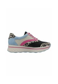 Sneaker sportivo con punta in pelle nera, dettagli con stampa leopardata e tomaia in suede azzurro chiaro. Presenta elementi di design rosa e suola testurizzata.