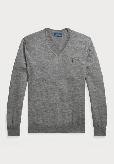 Suéter gris de cuello en v, hecho de tejido de punto. Cuenta con mangas largas, puños y dobladillo acanalados, y un pequeño logo en el lado izquierdo del pecho.