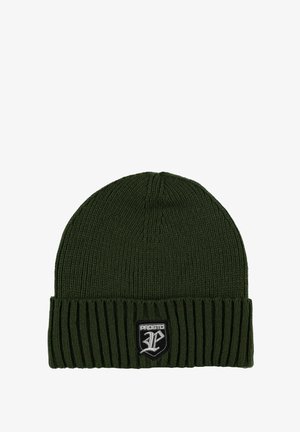 Zielona dzianinowa czapka z prążkowanym mankietem, z czarno-białą naszywką z logo na przodzie. Miękka w dotyku, dopasowany krój.