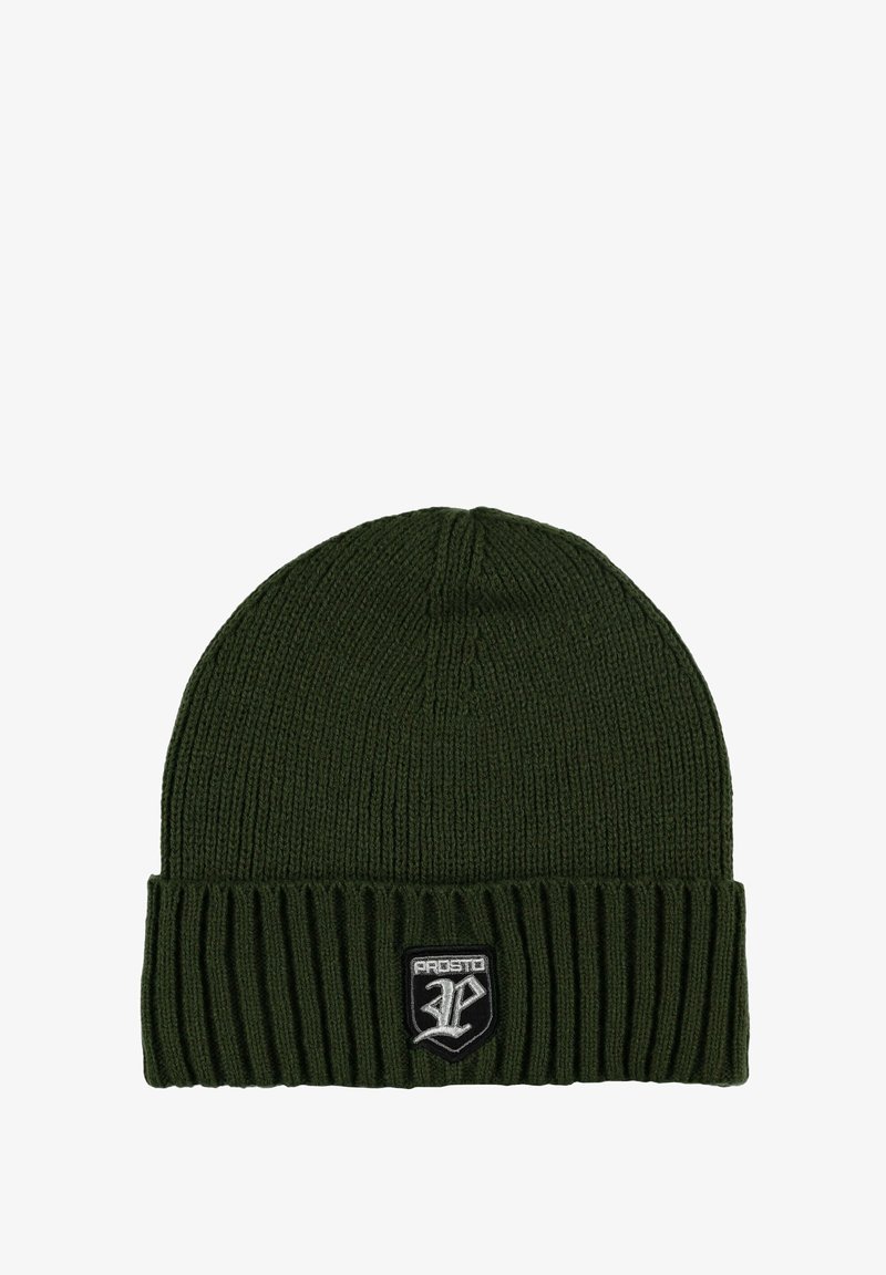 Zielona dzianinowa czapka z prążkowanym mankietem, z czarno-białą naszywką z logo na przodzie. Miękka w dotyku, dopasowany krój.