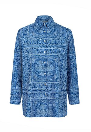 Koszula z długim rękawem z niebieskiego materiału bawełnianego z wzorem paisley, zapinana na guziki, z klasycznym kołnierzykiem.