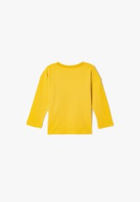 Langærmet gul T-shirt lavet af blødt bomuld, med rund hals og et enkelt design. Bagsiden viser en ensartet, glat tekstur.