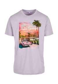 Lavendlisest puuvillast T-särk, millel on retro graafika roosa kabrioleti, palmipuu ja "Palm Springs" tekstiga, pehme tekstuuriga.