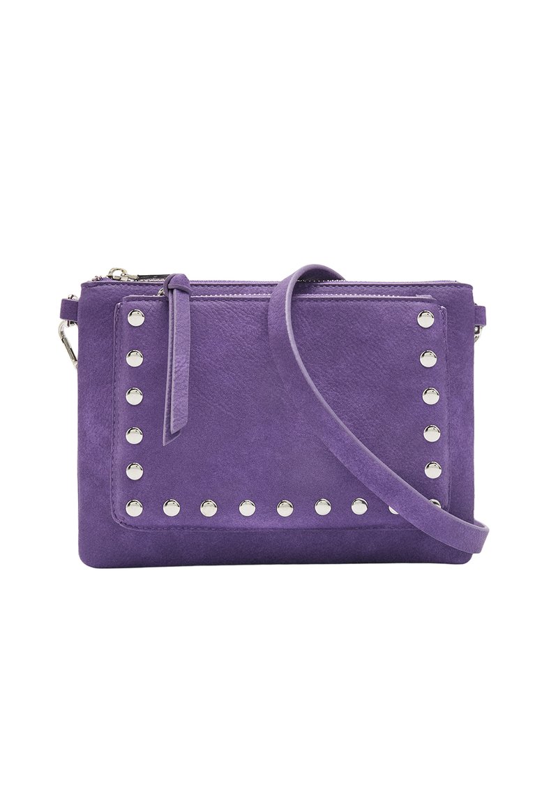 Fioletowa torebka z zamszu z srebrnymi ćwiekami wzdłuż krawędzi, z zamkiem błyskawicznym i odpinanym paskiem dla większej wszechstronności. Prostokątny kształt, gładka tekstura.